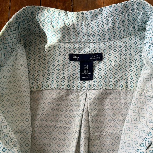 BUNDLE - 2 Men’s Dress Button Down Shirts - Gap & Alfani - Medium Slim Fit - Picture 3 of 5